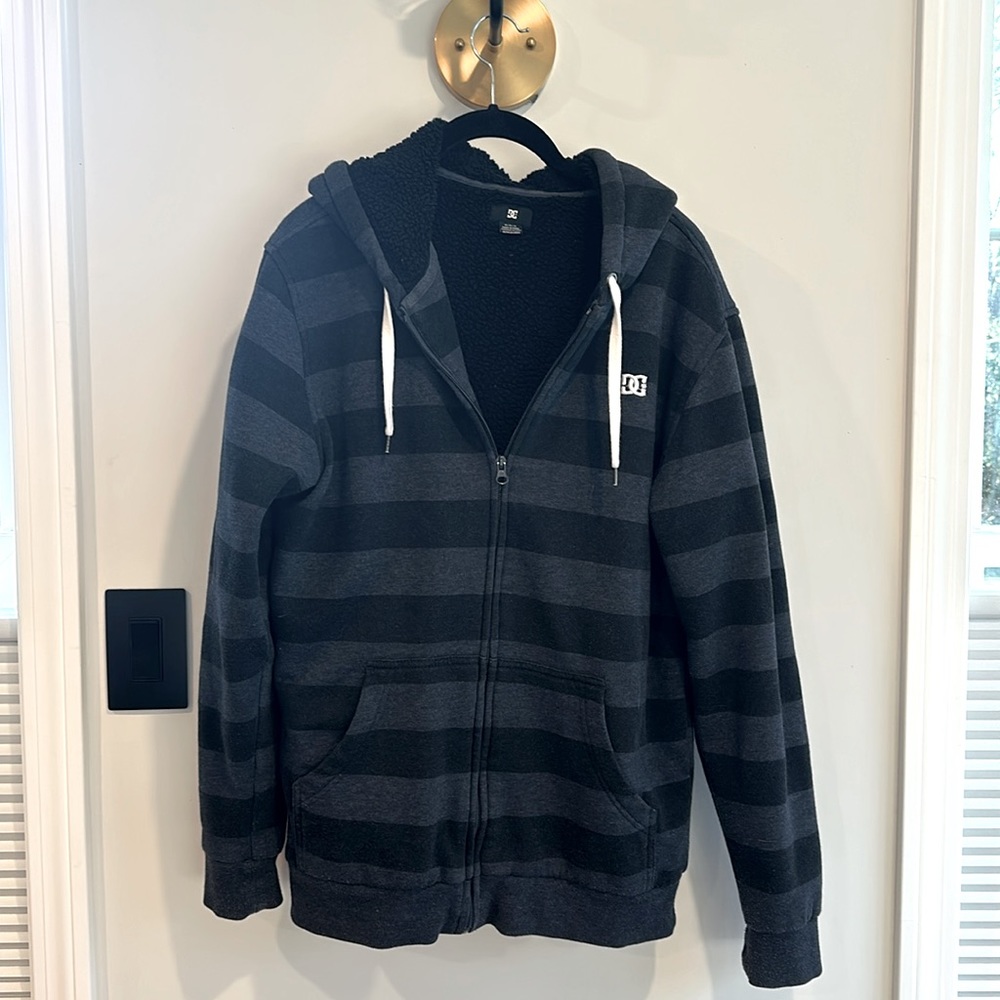 DC MENS MEDIUM “Sherpa” zip up hoody long sleeve with pockets Good Condition